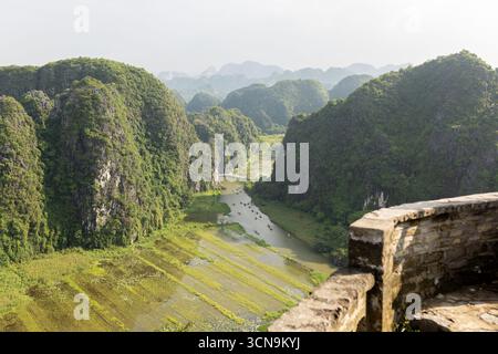 Europäische Familie, Besuch der Provinz Ninh Binh, Wandern, Radfahren und eine Bootsfahrt, Kind genießt Sommerurlaub in Vietnam Stockfoto
