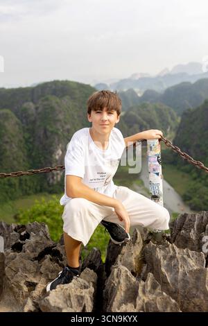 Europäische Familie, Besuch der Provinz Ninh Binh, Wandern, Radfahren und eine Bootsfahrt, Kind genießt Sommerurlaub in Vietnam Stockfoto