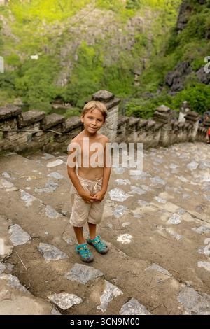 Europäische Familie, Besuch der Provinz Ninh Binh, Wandern, Radfahren und eine Bootsfahrt, Kind genießt Sommerurlaub in Vietnam Stockfoto
