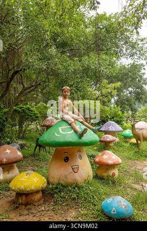 Europäische Familie, Besuch der Provinz Ninh Binh, Wandern, Radfahren und eine Bootsfahrt, Kind genießt Sommerurlaub in Vietnam Stockfoto