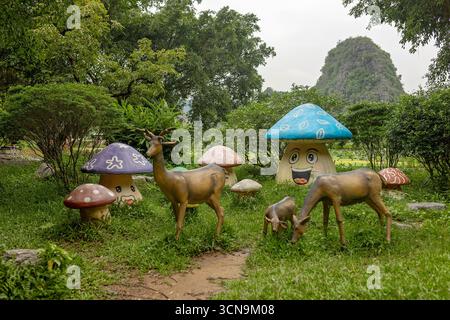 Europäische Familie, Besuch der Provinz Ninh Binh, Wandern, Radfahren und eine Bootsfahrt, Kind genießt Sommerurlaub in Vietnam Stockfoto