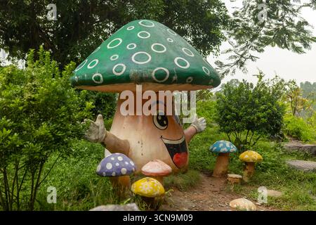 Europäische Familie, Besuch der Provinz Ninh Binh, Wandern, Radfahren und eine Bootsfahrt, Kind genießt Sommerurlaub in Vietnam Stockfoto