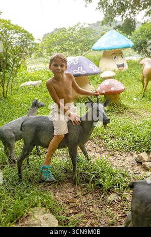 Europäische Familie, Besuch der Provinz Ninh Binh, Wandern, Radfahren und eine Bootsfahrt, Kind genießt Sommerurlaub in Vietnam Stockfoto