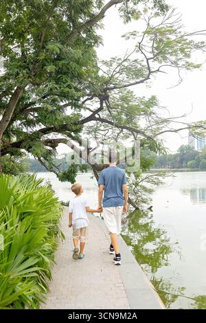 Europäische Familie, Besuch der Provinz Ninh Binh, Wandern, Radfahren und eine Bootsfahrt, Kind genießt Sommerurlaub in Vietnam Stockfoto