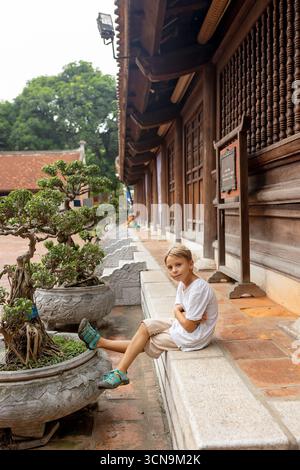 Europäische Familie, Besuch der Provinz Ninh Binh, Wandern, Radfahren und eine Bootsfahrt, Kind genießt Sommerurlaub in Vietnam Stockfoto