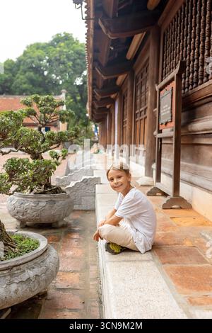 Europäische Familie, Besuch der Provinz Ninh Binh, Wandern, Radfahren und eine Bootsfahrt, Kind genießt Sommerurlaub in Vietnam Stockfoto