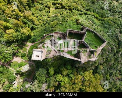 Luftaufnahme der Ruinen der Burg Château de Saint-Ulrich im Elsass, Frankreich Stockfoto