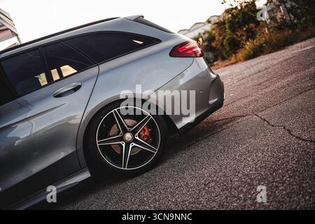Mailand, italien 20. september 2025: Silberner Kombi der C-Klasse von mercedes-benz mit schlankem Design, kundenspezifischem Rad und orangefarbenem Bremssattel, geparkt Stockfoto