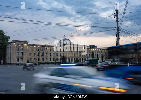 Gori, Georgien. September 2025. Das Gemeindegebäude des Rathauses von Gori mit der georgischen Flagge im Zentrum von Gori, dem Geburtsort von Jo Stockfoto
