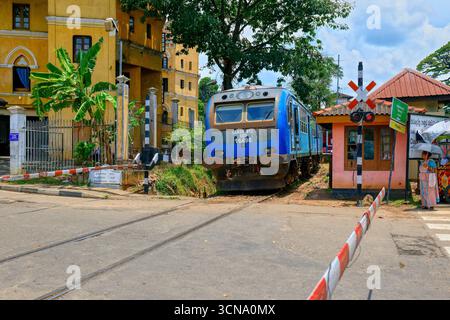 Der Zug kommt am Bahnhof Kandy, Sri Lanka an Stockfoto