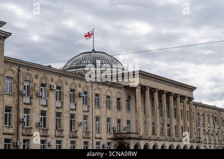 Gori, Georgien. September 2025. Das Gemeindegebäude des Rathauses von Gori mit der georgischen Flagge im Zentrum von Gori, dem Geburtsort von Jo Stockfoto