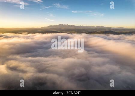 Blick aus der Vogelperspektive über den Morgennebel in Richtung der Tatra in Polen Stockfoto