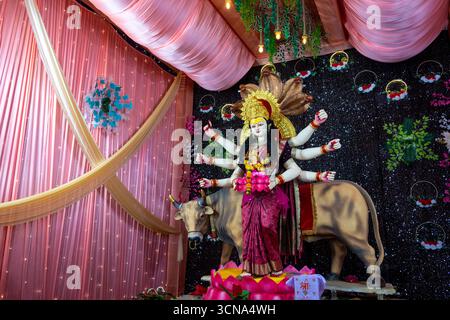 Wunderschön dekoriertes Idol der Göttin Durga in einem festlichen Pandal während der Navratri-Feier Stockfoto