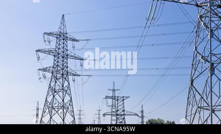 Hochspannungsleitungen und Stahlmasten Stockfoto