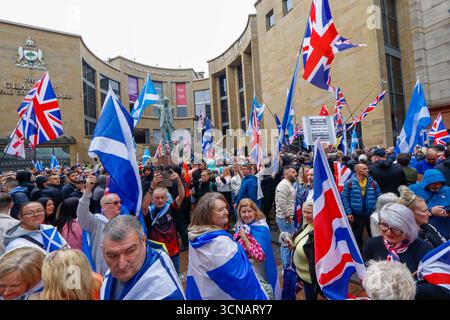 Glasgow, Schottland, Großbritannien. September 2025. Demonstranten der Anti-Rassismus-Gruppe „stellen sich dem Rassismus entgegen, die sich in Buchanan Steps versammelten, um sich einer „Unity Rally“ zu stellen, die mit der Stimmung gegen Migranten verbunden ist, die für das Stadtzentrum geplant ist. Die Gegendemonstration war eine Reaktion auf die wachsende rechtsextreme und einwanderungsfeindliche Organisation. Die Polizei Schottlands war anwesend, um die Versammlungen zu überwachen. Quelle: Jacob Hughes/Alamy Live News Stockfoto