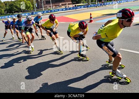 Berlin, Deutschland. September 2025. Marathonläufer passieren die Siegessäule. Quelle: Michael UKAS/dpa/Alamy Live News Stockfoto