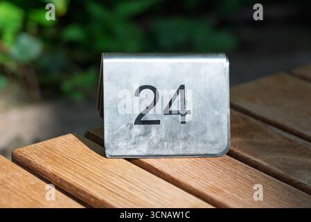 An Tisch 24 ist ein reservierter Platz, wahrscheinlich in einem Restaurant oder einer Veranstaltung, damit die Gäste ihre speziellen Sitzplätze finden. Stockfoto
