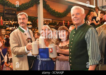 Der bayerische Primeminister Markus Soeder und seine Frau Karin Soeder mit dem Münchner Bürgermeister Dieter Reiter und seiner Frau Petra Reiter, nachdem er am 20. September 2025 das erste Bierfass zum Münchner Oktoberfest 2025 angezapft hatte Stockfoto
