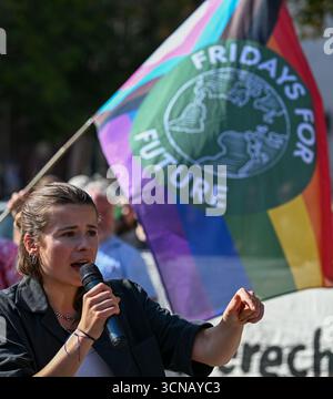 Potsdam, Deutschland. September 2025. Luisa Neubauer, Fridays for Future Germany, spricht während einer Freitags-Demonstration vor dem Rathaus Babelsberg. Die Kundgebung findet im Rahmen eines internationalen Aktionstages statt. Quelle: Soeren Stache/dpa/Alamy Live News Stockfoto