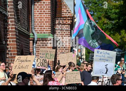 Potsdam, Deutschland. September 2025. Die Teilnehmer stehen freitags vor dem Rathaus von Babelsberg zur zukünftigen Demonstration. Die Kundgebung findet im Rahmen eines internationalen Aktionstages statt. Quelle: Soeren Stache/dpa/Alamy Live News Stockfoto