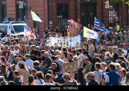 Hamburg, Deutschland. September 2025. Die Teilnehmer treffen sich freitags zu einer zukünftigen Demonstration auf dem Fischmarkt. Die Kundgebung findet im Rahmen eines internationalen Aktionstages statt. Quelle: Marcus Golejewski/dpa/Alamy Live News Stockfoto