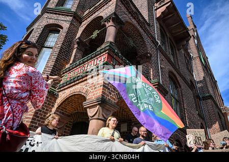 Potsdam, Deutschland. September 2025. Die Teilnehmer stehen freitags vor dem Rathaus von Babelsberg zur zukünftigen Demonstration. Die Kundgebung findet im Rahmen eines internationalen Aktionstages statt. Quelle: Soeren Stache/dpa/Alamy Live News Stockfoto