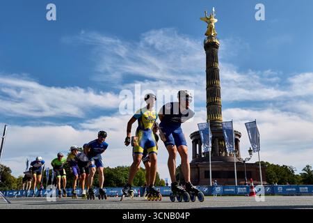 Berlin, Deutschland. September 2025. Marathonläufer passieren die Siegessäule. Quelle: Michael UKAS/dpa/Alamy Live News Stockfoto