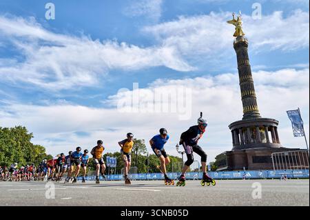 Berlin, Deutschland. September 2025. Marathonläufer passieren die Siegessäule. Quelle: Michael UKAS/dpa/Alamy Live News Stockfoto