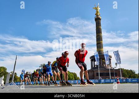 Berlin, Deutschland. September 2025. Marathonläufer passieren die Siegessäule. Quelle: Michael UKAS/dpa/Alamy Live News Stockfoto
