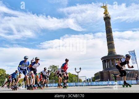 Berlin, Deutschland. September 2025. Marathonläufer passieren die Siegessäule. Quelle: Michael UKAS/dpa/Alamy Live News Stockfoto