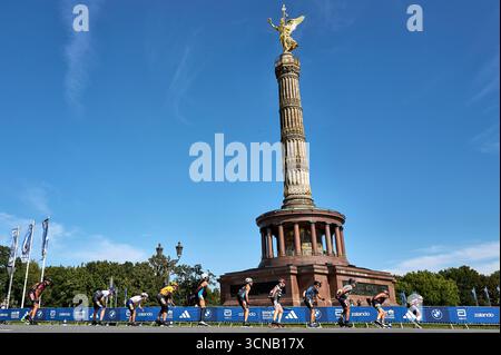 Berlin, Deutschland. September 2025. Marathonläufer passieren die Siegessäule. Quelle: Michael UKAS/dpa/Alamy Live News Stockfoto