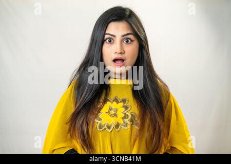Eine junge Frau mit einem schockierten und überraschten Ausdruck. Stockfoto