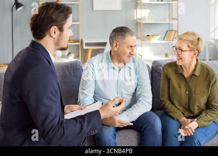 Seniorenpaare sprechen Therapie, Psychotherapie, Familienbesuch Makler, Agent, Vereinbarung besprechen Stockfoto