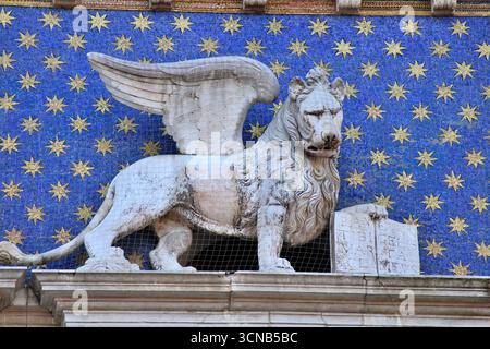 Fassade des Markusturms in Venedig, Italien Stockfoto