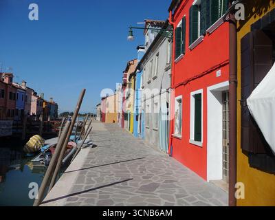 Burano, Italien 11. Oktober 2019: Burano ist eine Insel in der Lagune von Venedig, Norditalien, bei Torcello am nördlichen Ende der Lagune. Stockfoto