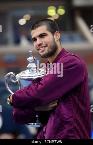 7. September 2025: Flushing Meadows, New York – Nummer 2 Carlos Alcaraz aus Spanien gewinnt die US Open Trophäe, nachdem er Jannik Sinner aus Italien im Finale der Männer besiegt hat. Stockfoto