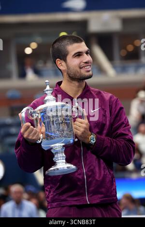 7. September 2025: Flushing Meadows, New York – Nummer 2 Carlos Alcaraz aus Spanien gewinnt die US Open Trophäe, nachdem er Jannik Sinner aus Italien im Finale der Männer besiegt hat. Stockfoto