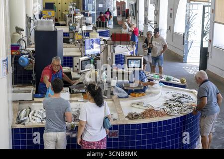 Der zentrale Markt, Markthalle, Mercado Municipal de Lagos, auf drei Etagen, bietet alle Arten von Lebensmitteln, Fischhalle, von Lagos, im Westen der Alga Stockfoto