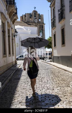 Alte Stadtallee in Faro, Blick auf die Kathedrale von Faro, Algarve, Portugal Stockfoto