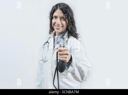 Ärztin zeigt Sphygmomanometer isoliert. Nahaufnahme eines Arztes mit isoliertem Tensiometer Stockfoto