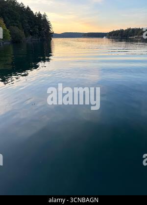Puget Sound in der Abenddämmerung auf San Juan Island, Washington. Stockfoto