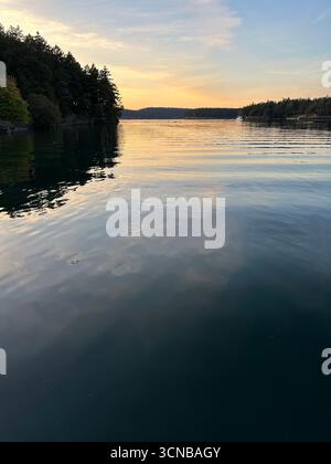 Puget Sound in der Abenddämmerung auf San Juan Island, Washington. Stockfoto