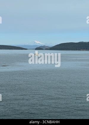 Blick von der Fähre nach Anacortes von San Juan Island im Puget Sound im US-Bundesstaat Washington. Stockfoto