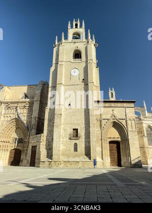 Gotischer Glockenturm der Kathedrale von Palencia mit Uhr, Türmen und reich detaillierten Eingangsbögen Stockfoto