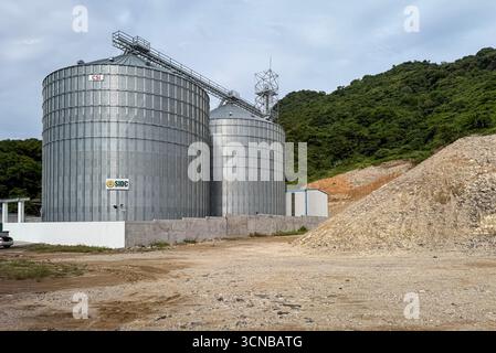 Batangas (Simlong), Philippinen. September 2025. Die neue SIDC Grains Terminal & Trading Station (ein Projekt von 278 Millionen ₱) wurde im März 2025 von Marcos Jr. und Beamten des Landwirtschaftsministeriums eingeweiht. Die Anlage erweitert die bestehende Futtermühle von SIDC um zwei Maissilos, die 12.000 Tonnen gelben Mais aufnehmen können – genug für etwa 480.000 Säcke Futtermittel, die etwa 100.000 Schweine oder fast 600.000 Geflügel unterstützen. Verbunden mit dem Meer durch die brandneue Chronicles Port Inc (₱800 Mio.), eine private Hafenanlage, die im Mai 2025 in Betrieb genommen wurde. Quelle: Kevin Izorce/Alamy Live News Stockfoto