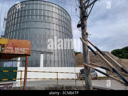 Batangas (Simlong), Philippinen. September 2025. Die neue SIDC Grains Terminal & Trading Station (ein Projekt von 278 Millionen ₱) wurde im März 2025 von Marcos Jr. und Beamten des Landwirtschaftsministeriums eingeweiht. Die Anlage erweitert die bestehende Futtermühle von SIDC um zwei Maissilos, die 12.000 Tonnen gelben Mais aufnehmen können – genug für etwa 480.000 Säcke Futtermittel, die etwa 100.000 Schweine oder fast 600.000 Geflügel unterstützen. Verbunden mit dem Meer durch die brandneue Chronicles Port Inc (₱800 Mio.), eine private Hafenanlage, die im Mai 2025 in Betrieb genommen wurde. Quelle: Kevin Izorce/Alamy Live News Stockfoto