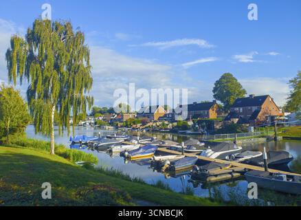 Kleiner Hafen mit zahlreichen Booten an einem sonnigen Tag, umgeben von Bäumen und Dorfhäusern, Alblasserdam, Rotterdam, Südholland, Niederlande Stockfoto
