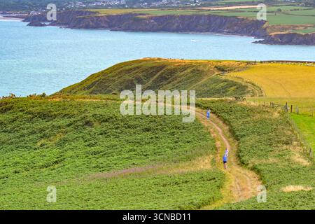 Dinas Head, Pembrokeshire, Wasles - 26. Juli 2025: People Walking on the Wales National Coastal Path rund um Dinas Head. Stockfoto