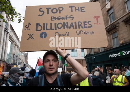 Glasgow, Schottland, Großbritannien. September 2025. Anti-Einwanderungs-Demonstranten veranstalteten eine Unity Rally, die vom Gastgeber des rechten Podcasts Bring the noise organisiert wurde. Stand Up to Rassismus Schottland führte eine Gegendemonstration mit Unterstützung verschiedener Gruppen durch, darunter Stop the war Scotland, Glasgow Trades Council, Health Workers for Palestine und Women Against the rechtsextremen Schottland. (Kreditbild: © Cameron Scott/ZUMA Press Wire) NUR REDAKTIONELLE VERWENDUNG! Nicht für kommerzielle ZWECKE! Quelle: ZUMA Press, Inc./Alamy Live News Stockfoto