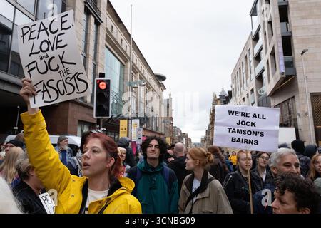 Glasgow, Schottland, Großbritannien. September 2025. Anti-Einwanderungs-Demonstranten veranstalteten eine Unity Rally, die vom Gastgeber des rechten Podcasts Bring the noise organisiert wurde. Stand Up to Rassismus Schottland führte eine Gegendemonstration mit Unterstützung verschiedener Gruppen durch, darunter Stop the war Scotland, Glasgow Trades Council, Health Workers for Palestine und Women Against the rechtsextremen Schottland. (Kreditbild: © Cameron Scott/ZUMA Press Wire) NUR REDAKTIONELLE VERWENDUNG! Nicht für kommerzielle ZWECKE! Quelle: ZUMA Press, Inc./Alamy Live News Stockfoto